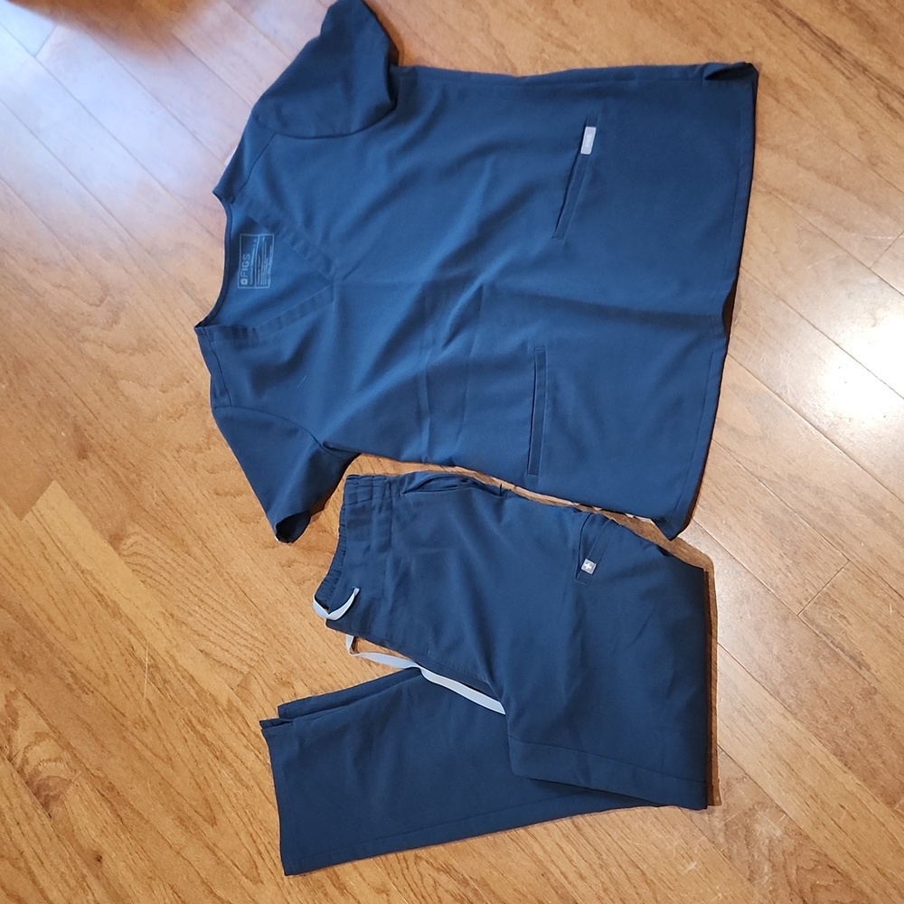EUC Figs Dark Harbor Short-Sleeve Scrub Top and Pants Set